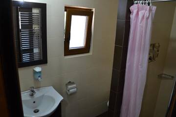 Фото номера Трехместный номер с ванной комнатой Гостевой дом Pensiunea casa Iulia г. Шугаг 14