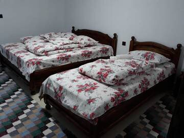 Фото номера Трехместный номер с ванной комнатой Гостевой дом Pensiunea casa Iulia г. Шугаг 32