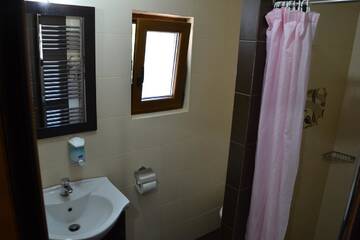 Фото номера Трехместный номер с ванной комнатой Гостевой дом Pensiunea casa Iulia г. Шугаг 9